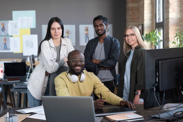 Persone che lavorano insieme in uno studio di animazione