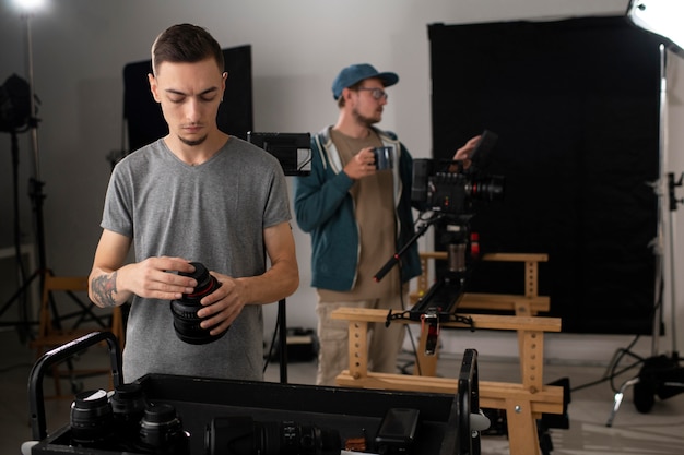 Persone che lavorano insieme per un nuovo film