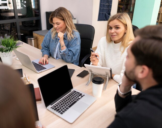 Persone che lavorano insieme per un nuovo progetto