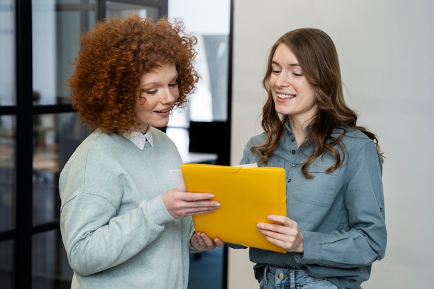 Persone che lavorano insieme