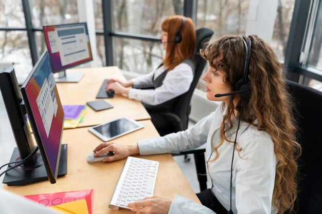 Persone che lavorano nel call center