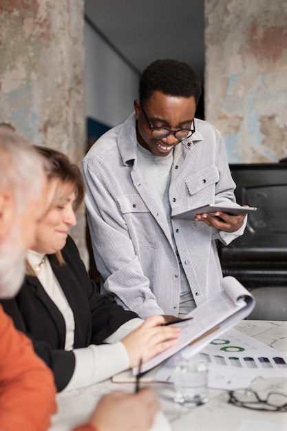 Persone che lavorano nel loro ufficio