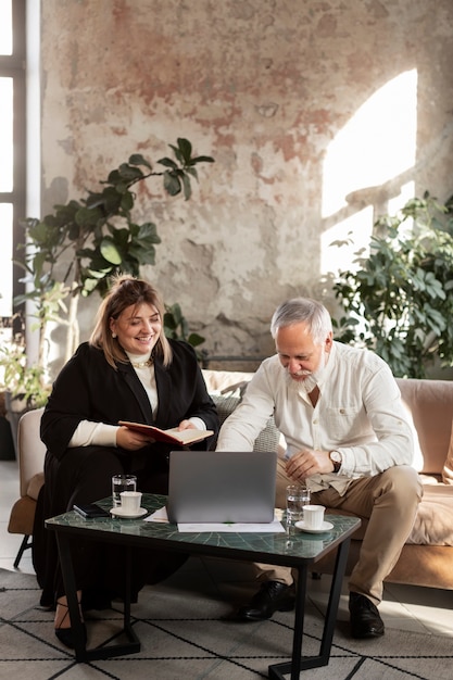 Persone che lavorano nel loro ufficio