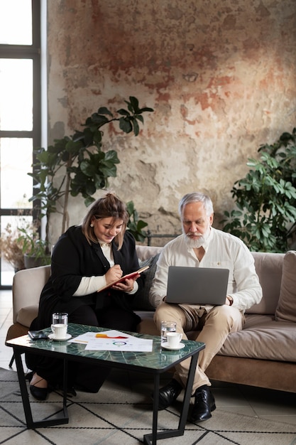 Persone che lavorano nel loro ufficio