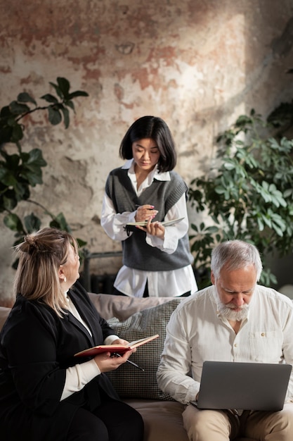 Persone che lavorano nel loro ufficio