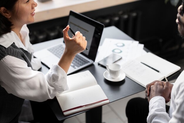 Persone che lavorano nel loro ufficio