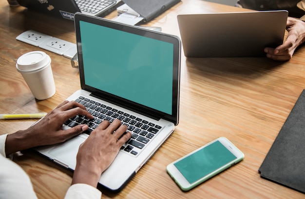 Persone che lavorano su un laptop in una riunione