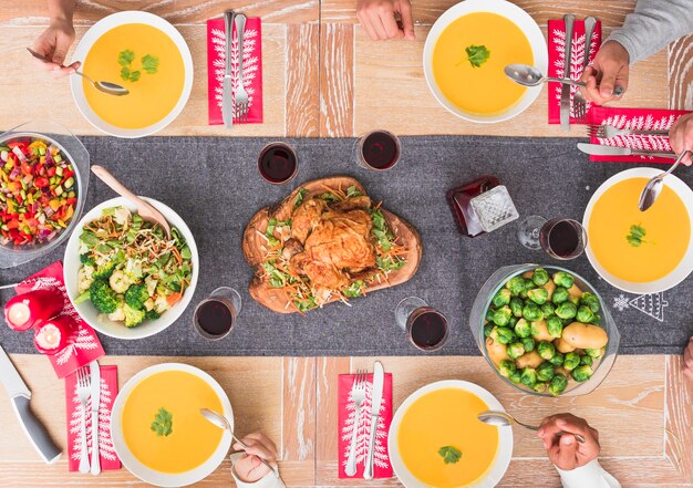 Persone che mangiano zuppa al tavolo festivo