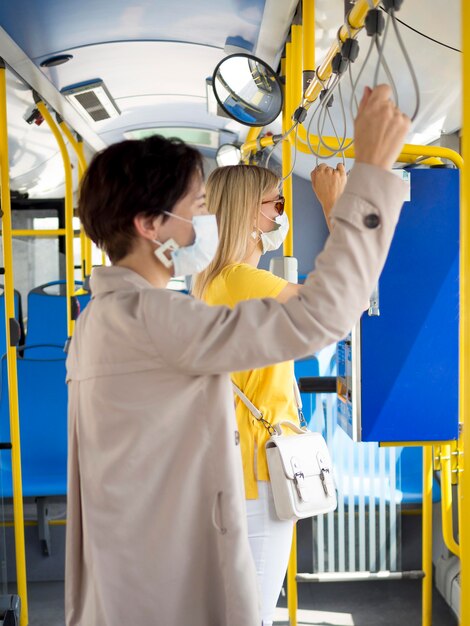 Persone che mantengono la distanza sociale in autobus