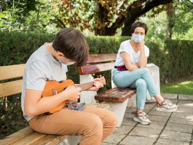 Persone che mantengono le distanze sociali