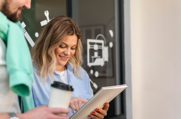 Persone che parlano di un progetto di lavoro con copia spazio