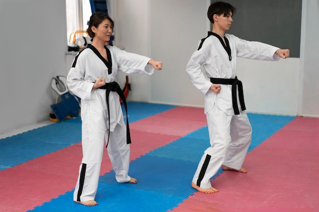 Persone che praticano il taekwondo in una palestra