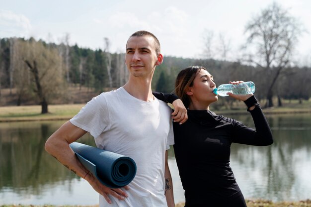 Persone che praticano yoga all'esterno