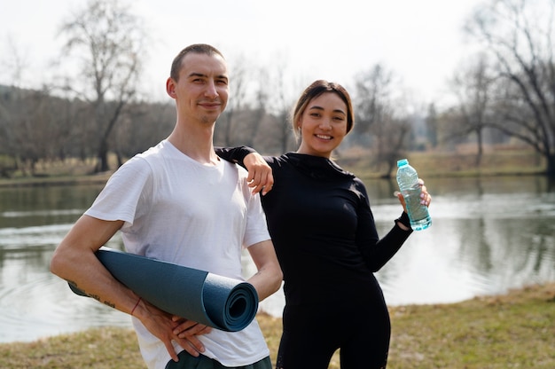 Persone che praticano yoga all'esterno