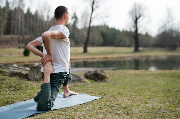 Persone che praticano yoga all'esterno