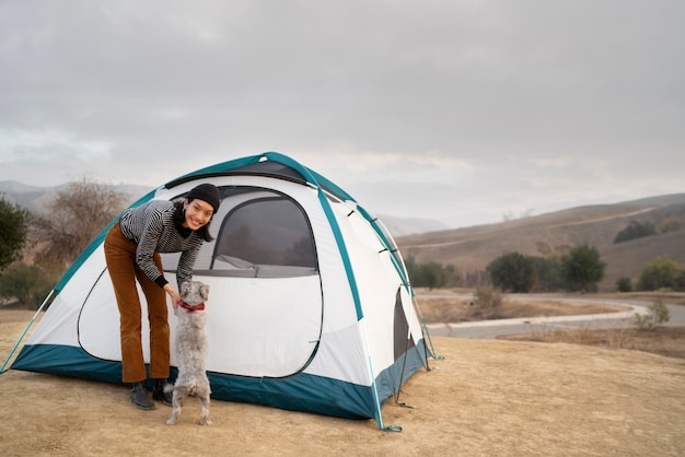 Persone che preparano la tenda per il campeggio invernale