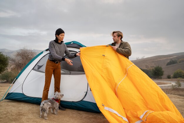 Persone che preparano la tenda per il campeggio invernale