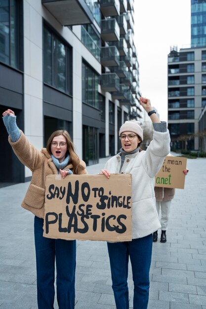 Persone che protestano per la giornata mondiale dell'ambiente