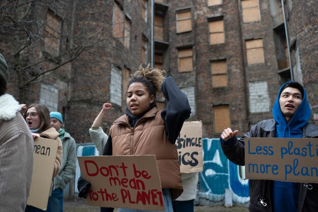 Persone che protestano per la giornata mondiale dell'ambiente