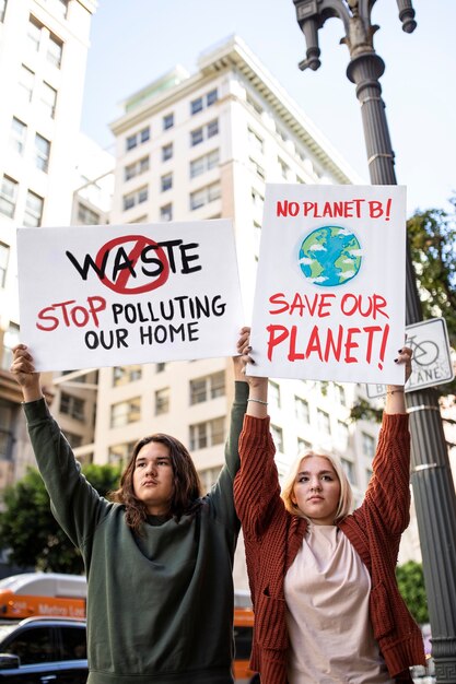 Persone che protestano per la giornata mondiale dell'ambiente