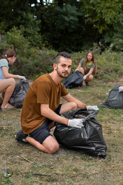 Persone che puliscono la spazzatura dalla natura