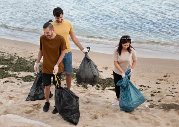 Persone che puliscono la spazzatura dalla natura