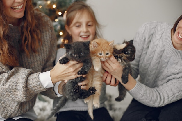 Persone che riparano per Natale. Persone sedute vicino all'albero di Natale.