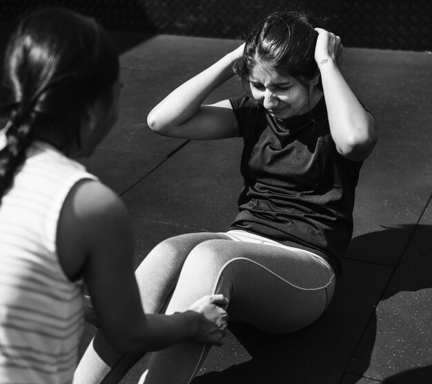 Persone che si allenano in palestra