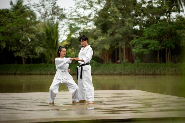 Persone che si allenano insieme all'aperto per il taekwondo