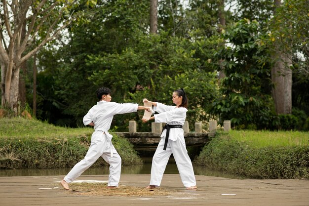 Persone che si allenano insieme all'aperto per il taekwondo