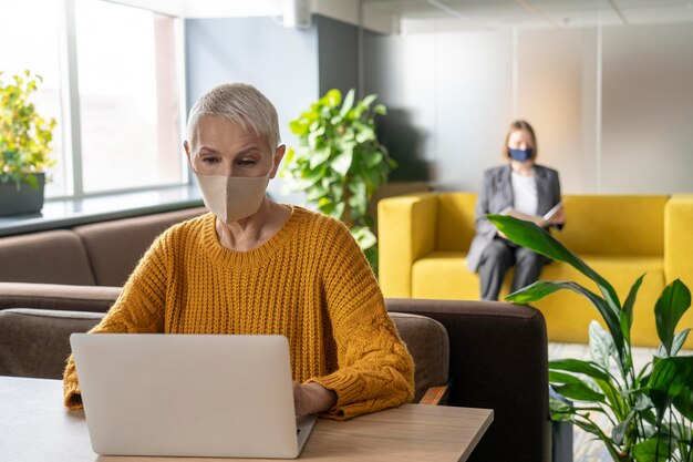 Persone che si allontanano sociale sul posto di lavoro