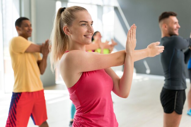 Persone che si divertono durante la lezione di zumba