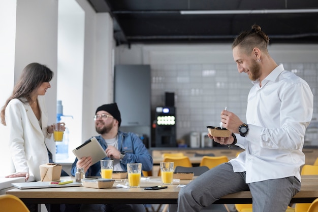 Persone che si divertono durante le pause