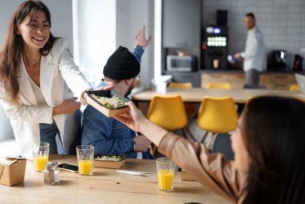 Persone che si divertono durante le pause