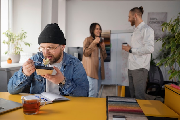 Persone che si divertono durante le pause