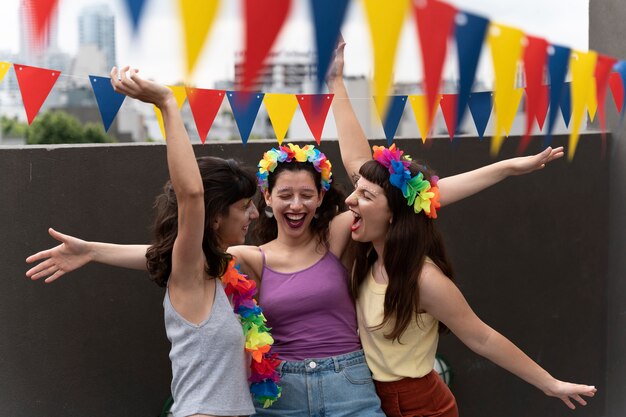 Persone che si divertono e festeggiano il carnevale