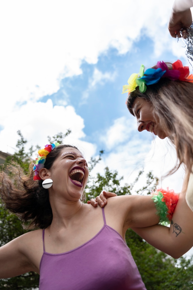 Foto gratuito persone che si divertono e festeggiano il carnevale