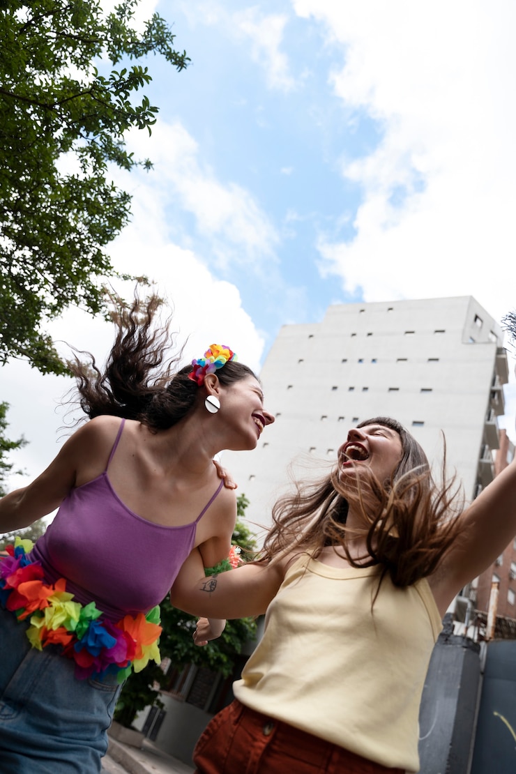 Foto gratuito persone che si divertono e festeggiano il carnevale