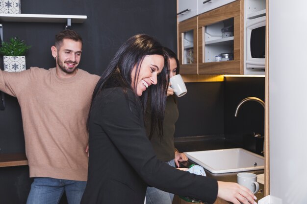 Persone che si divertono in cucina da ufficio