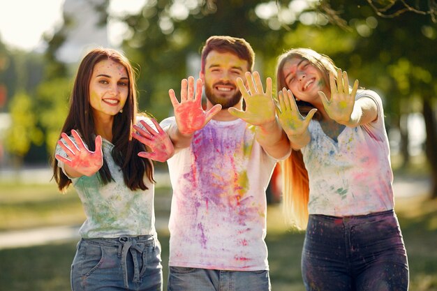 Persone che si divertono in un parco con Holi Paints