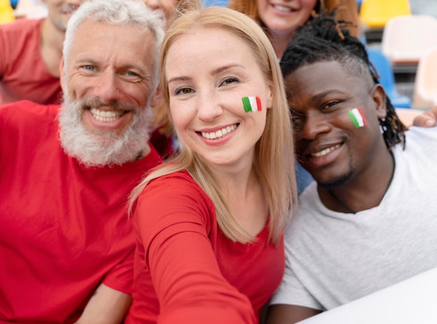 Persone che si fanno un selfie a una partita di calcio