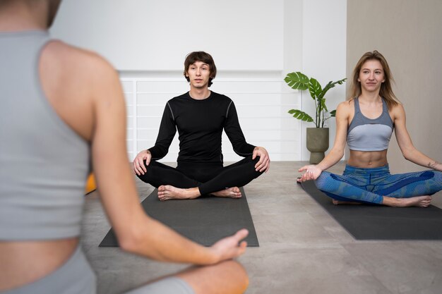 Persone che si godono il ritiro yoga