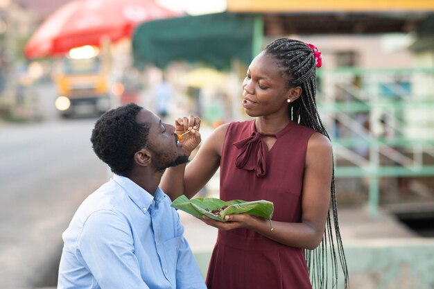 Persone che si godono un po' di street food insieme