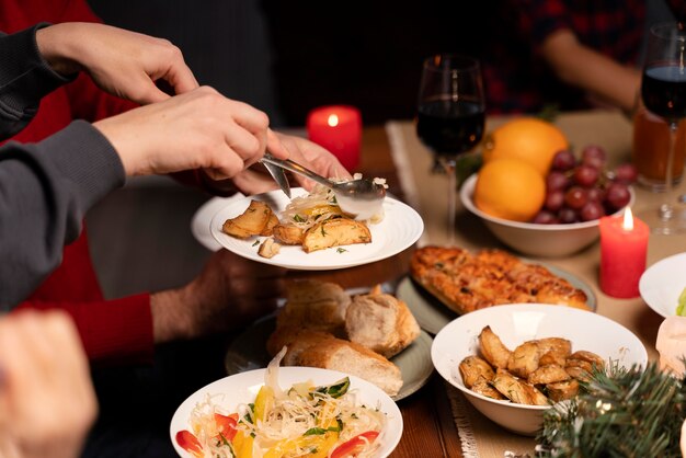 Persone che si godono una festosa cena di Natale