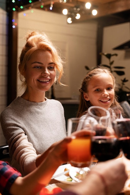 Persone che si godono una festosa cena di Natale