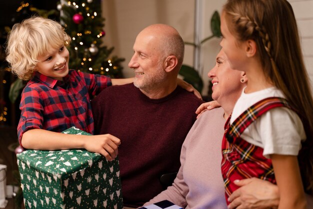 Persone che si godono una festosa cena di Natale