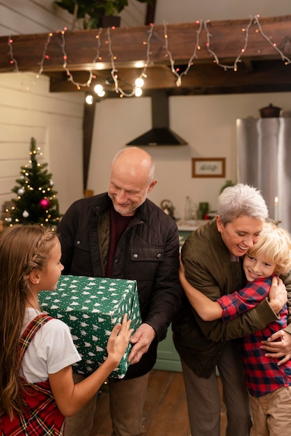 Persone che si godono una festosa cena di Natale