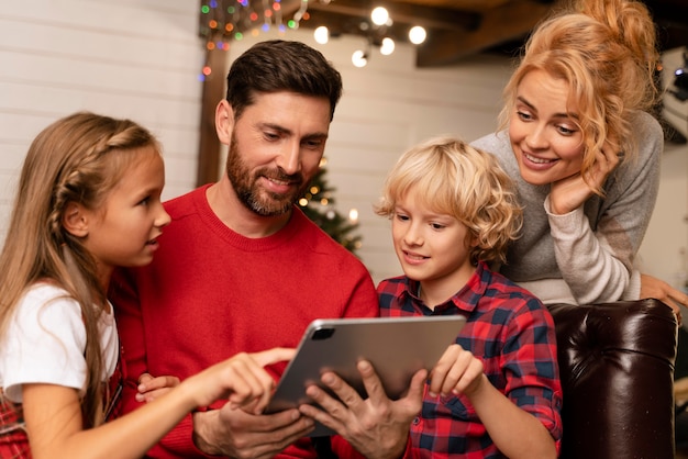 Persone che si godono una festosa cena di Natale