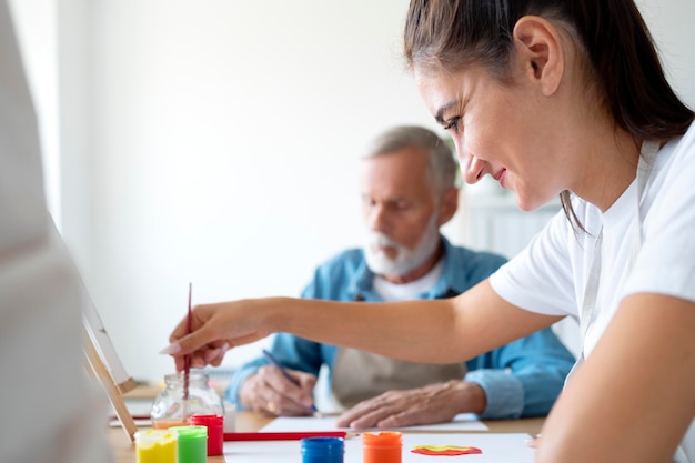 Persone che si incontrano al centro sociale