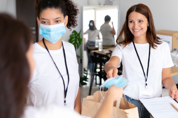 Persone che si incontrano al centro sociale